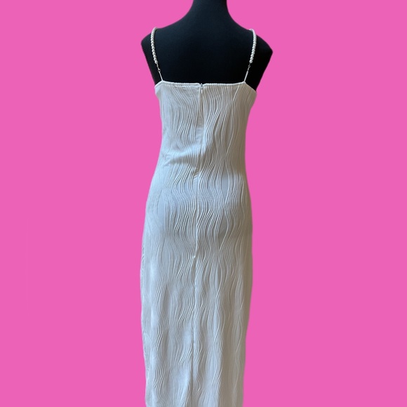 Unique white dress size small - Picture 3 of 4